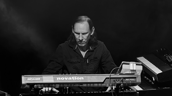 Steve-Hackett-Leicester-DeMontfort-131026-23